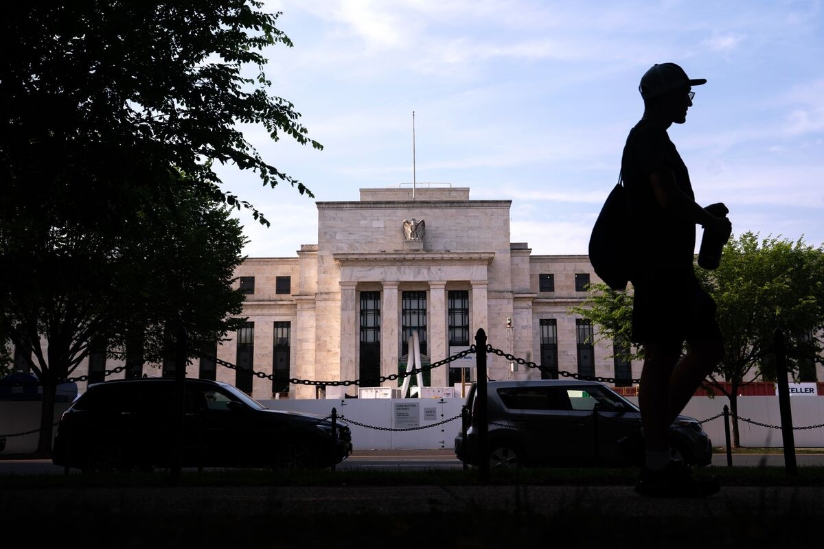 Sumerlin Says Fed Would Need to Stop Cuts If 10-Year Yields Rose