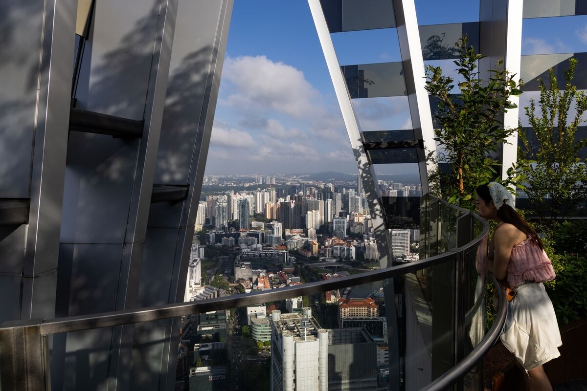 Apollo Wins Bid for Singapore's $1 Billion Private Credit Fund