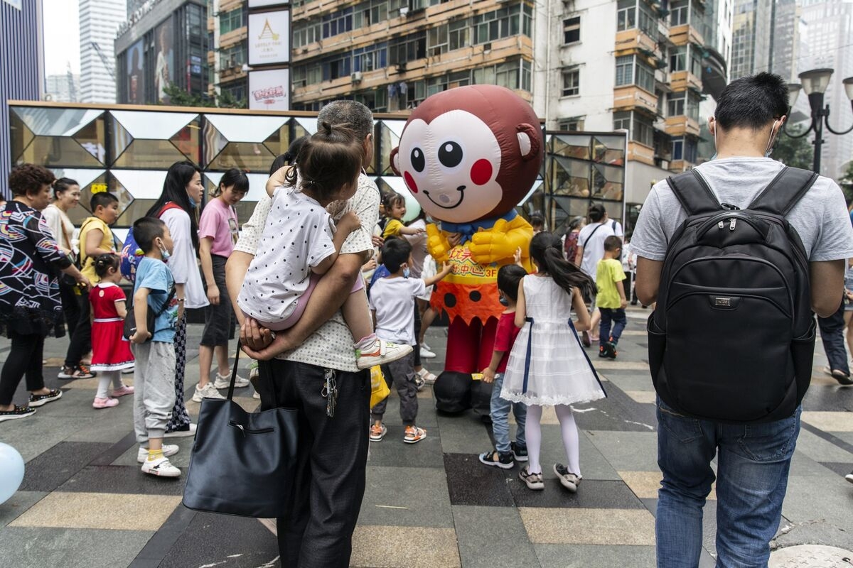 China Services Growth Picks Up With Economy Pressured by Tariffs