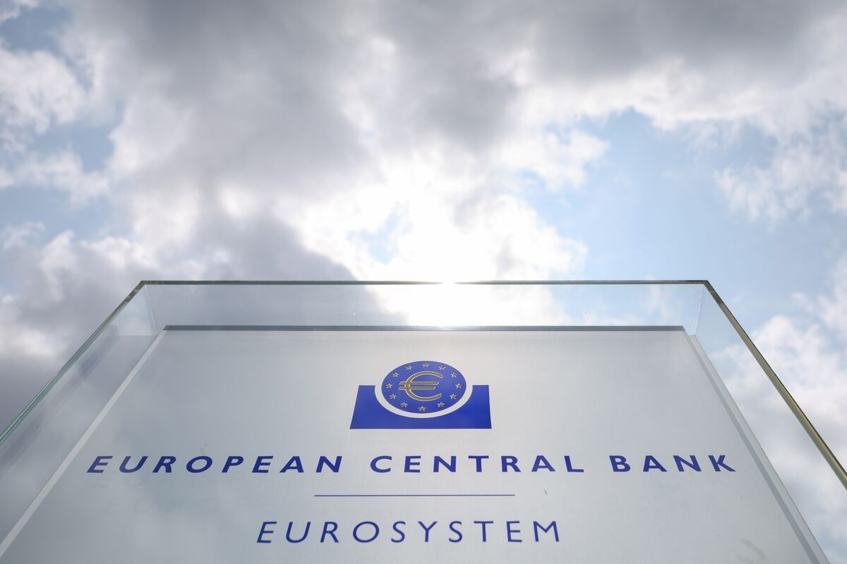 ECB's Lane Says June Cut Helps Keep Price Undershoot Temporary
