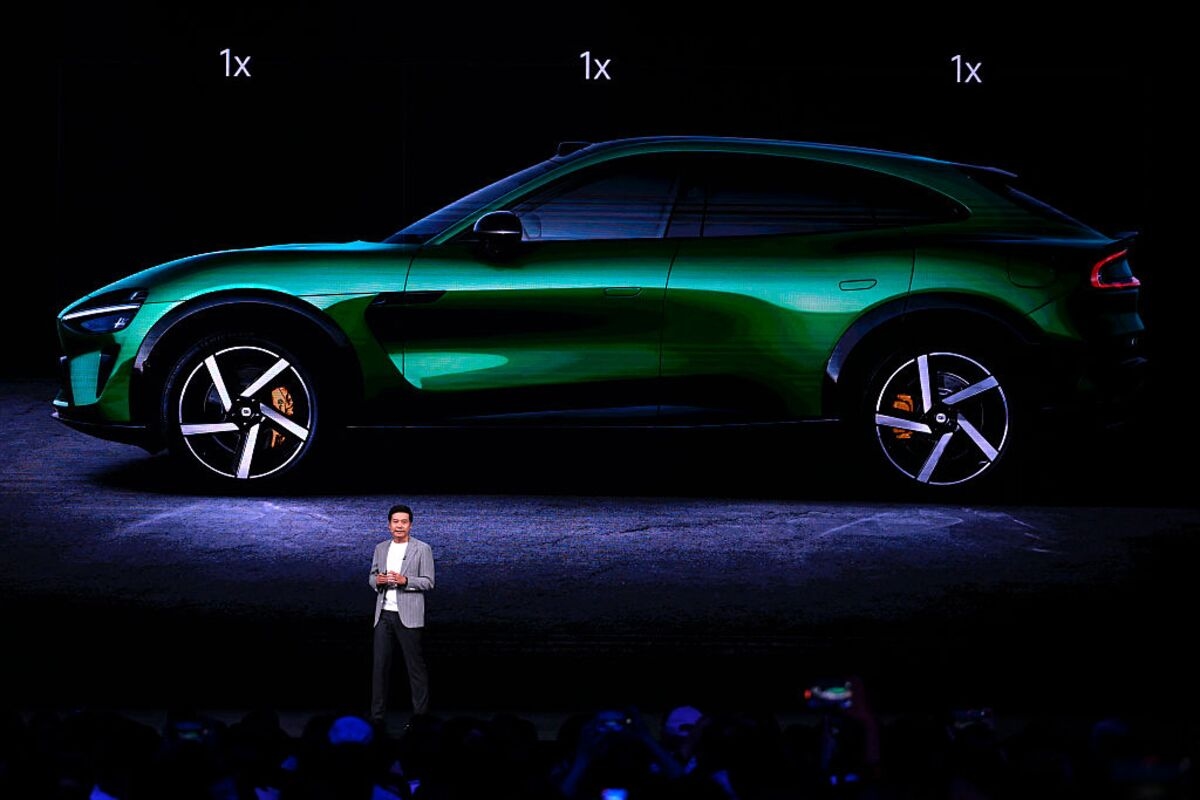 Xiaomi's Long Wait Times Leads CEO to Recommend Rivals' EVs