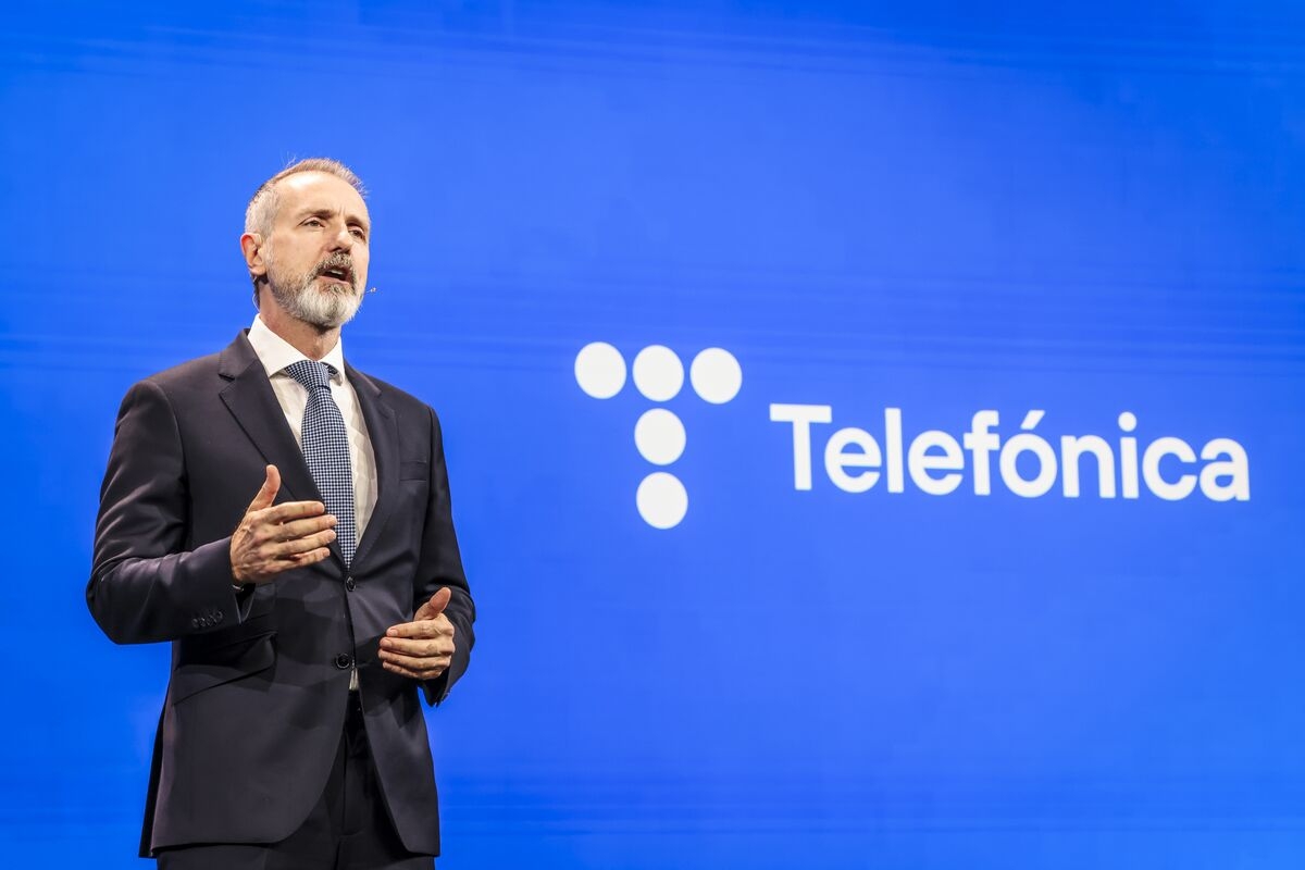 Telefonica Chairman's M&A Ambitions Face Old Debt Challenges
