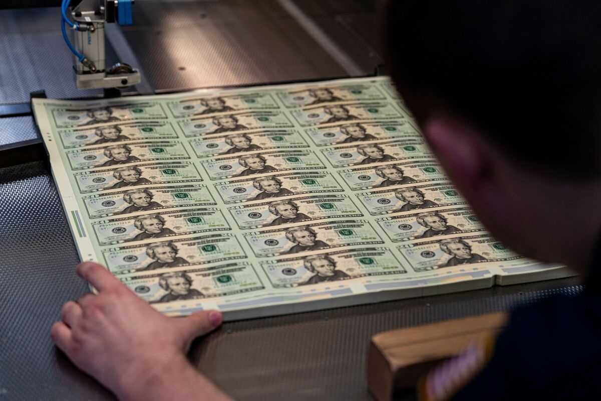 Paul Tudor Jones Predicts 10% Dollar Slump During the Next Year