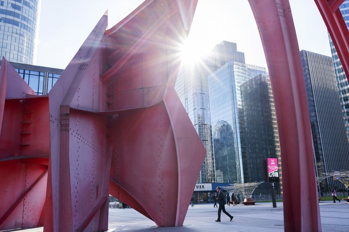 Banks Curb Some Equity Derivatives Trades in Paris Over Tax Law