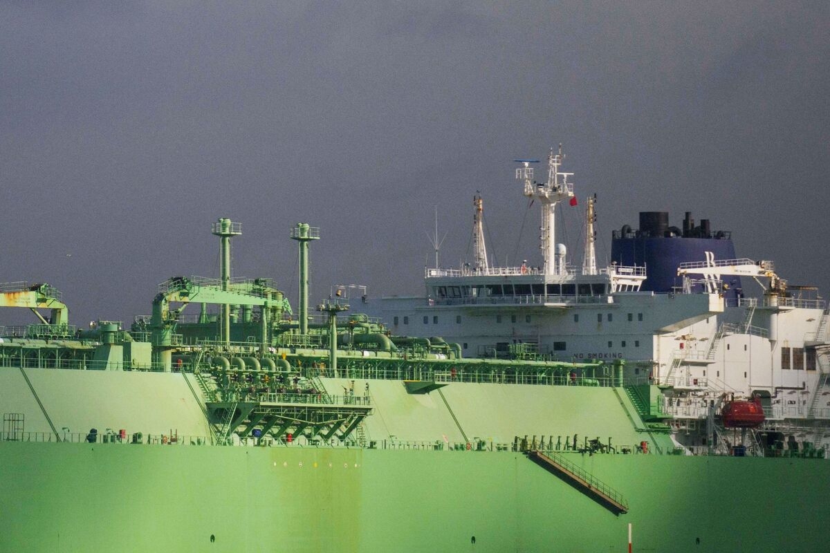 Australia Lets Biggest LNG Plant Run to 2070 in Climate Setback