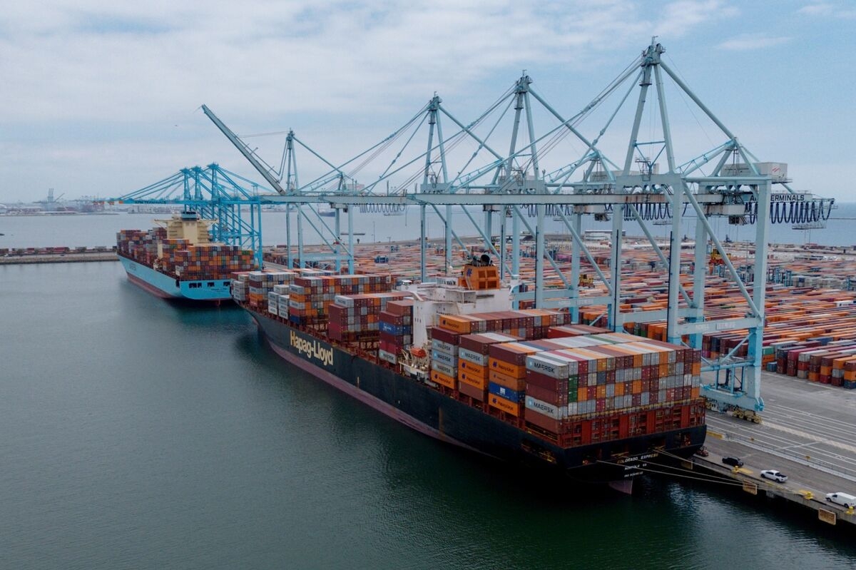 S&P 500 Soars as US, China to Slash Tariffs in 90-Day Reprieve