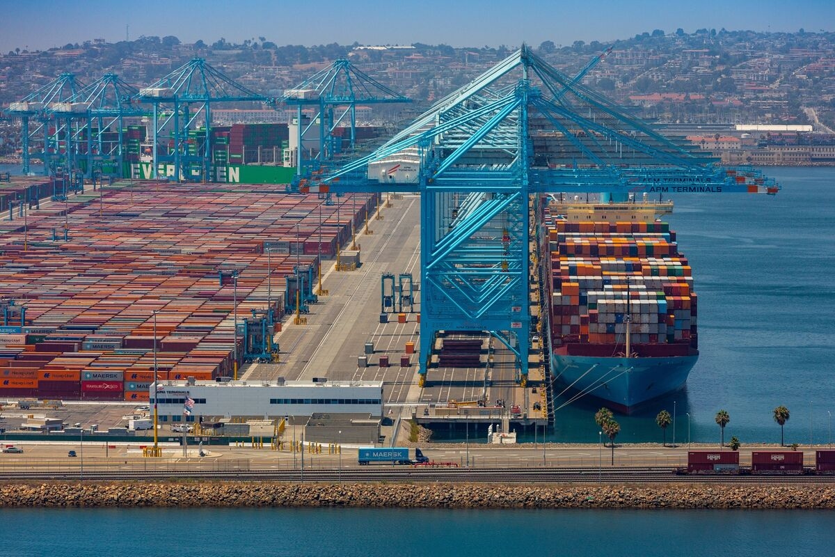 Trump's Tariffs Take Effect in Fresh Test for Global Economy