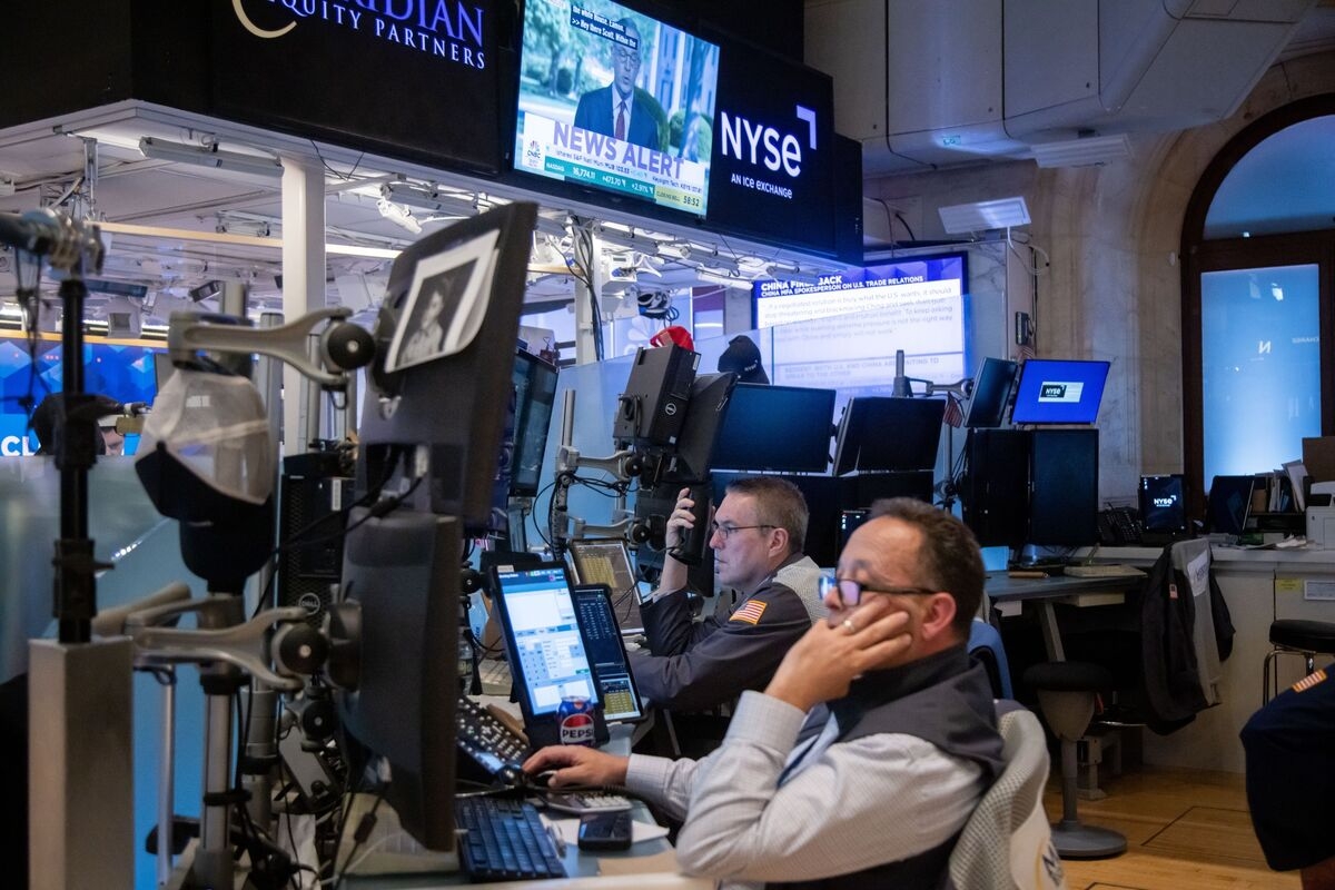 US Stocks Slip as Trade Friction, Geopolitics Dent Sentiment