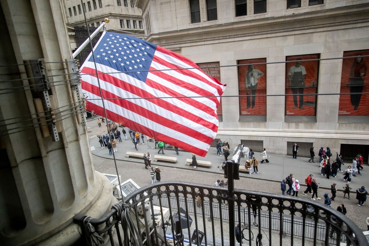 Wall Street Banks Stuck With $6 Billion in Debt Ready to Lure Back Investors