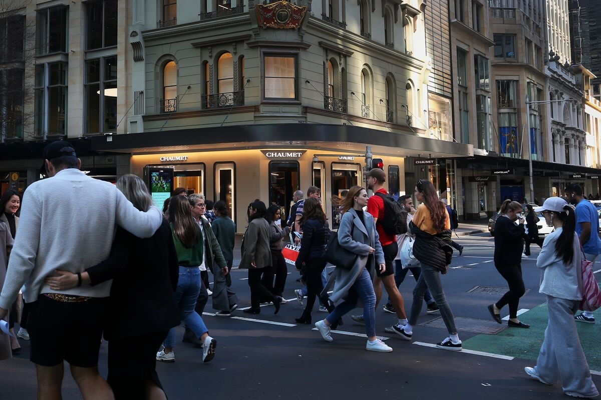 Australia's Consumer Sentiment Edges Up Despite RBA Rate Shock
