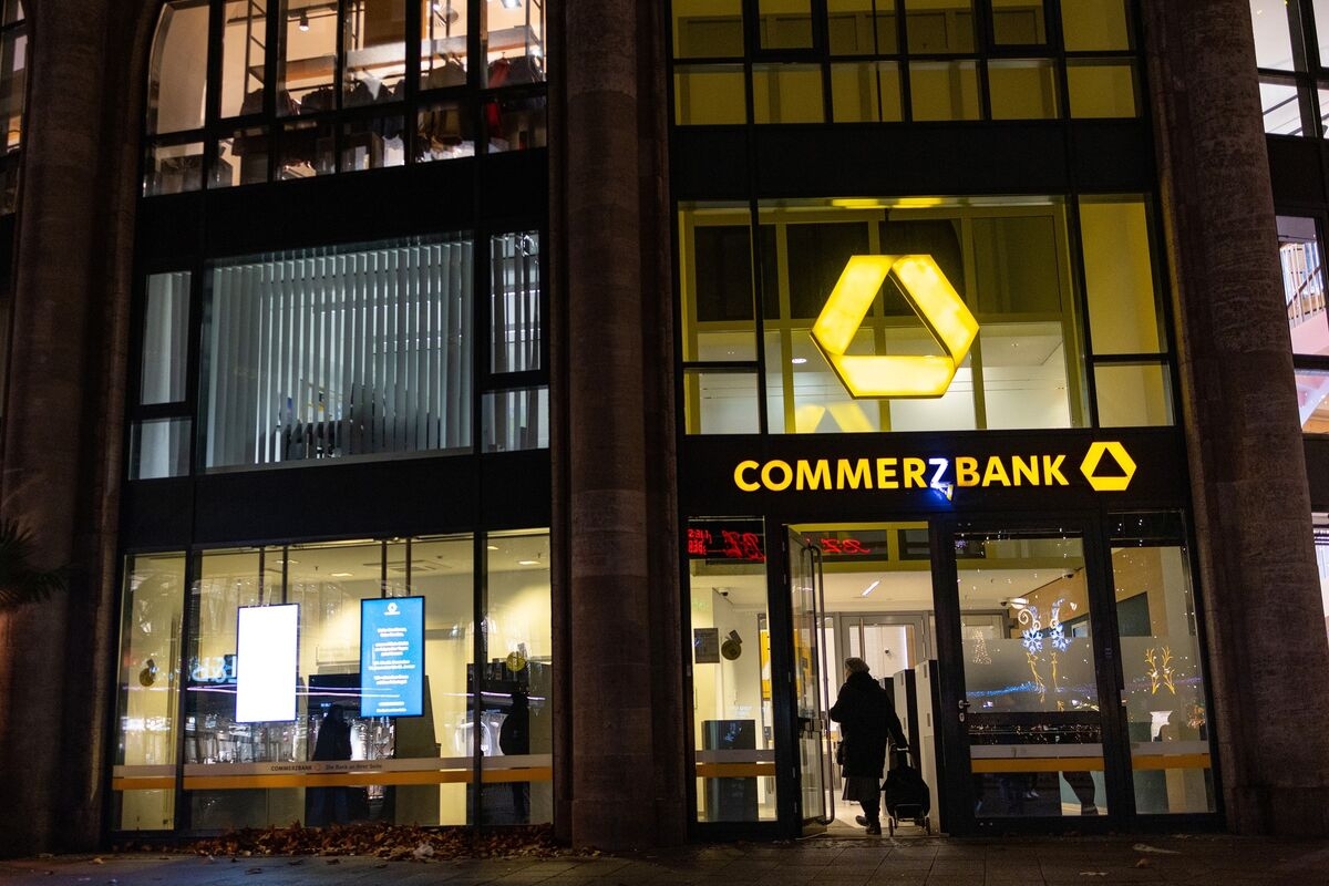Merz Sees No Risk of UniCredit Taking Over Commerzbank Currently