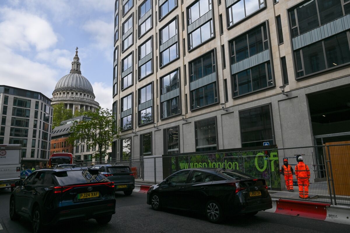HSBC Weighs Asking Staff to Show Up in Office Three Days a Week
