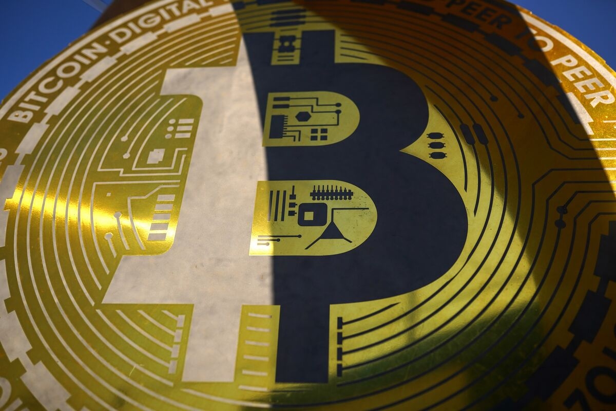 Bitcoin Soars, Altcoins Fade in $300 Billion Crypto Shakeout