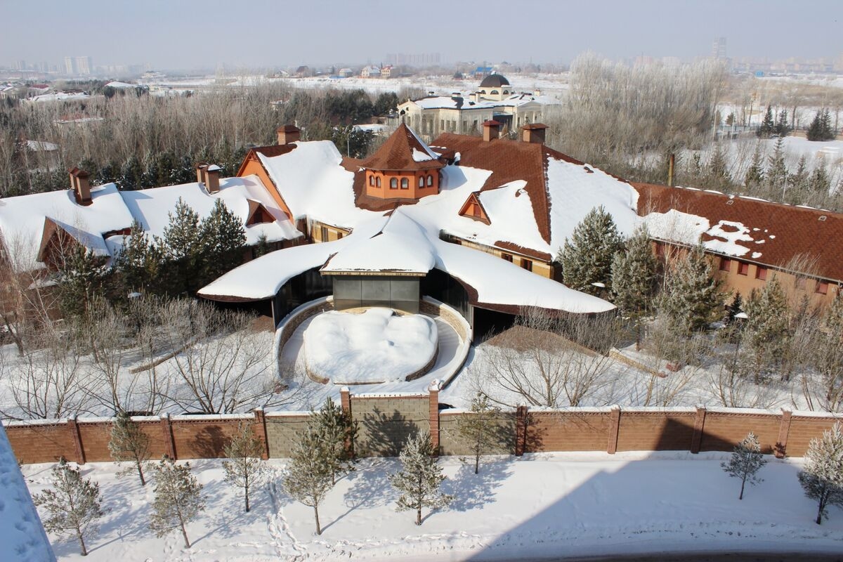 Wild History of Jailed Ex-Premier's $3 Million Mansion Keeps Buyers Wary