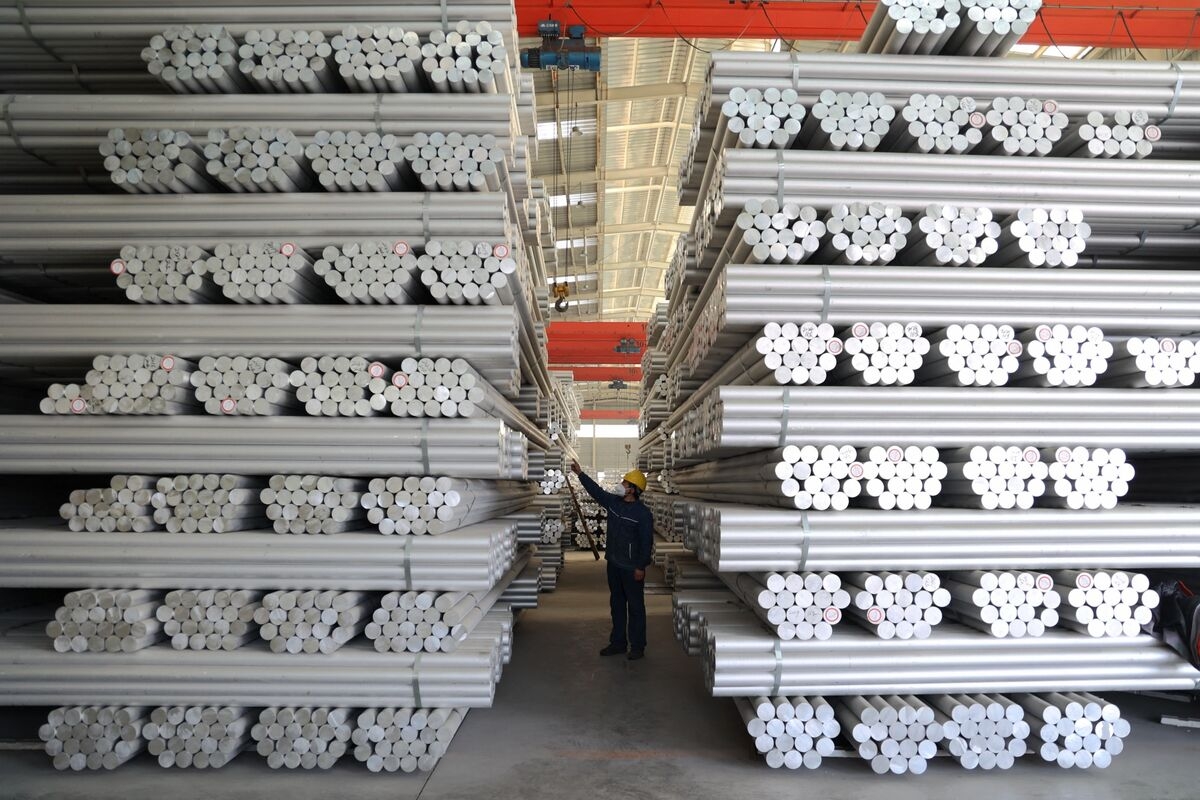 Glencore-Backed Alumina Producer Declines in Hong Kong Debut