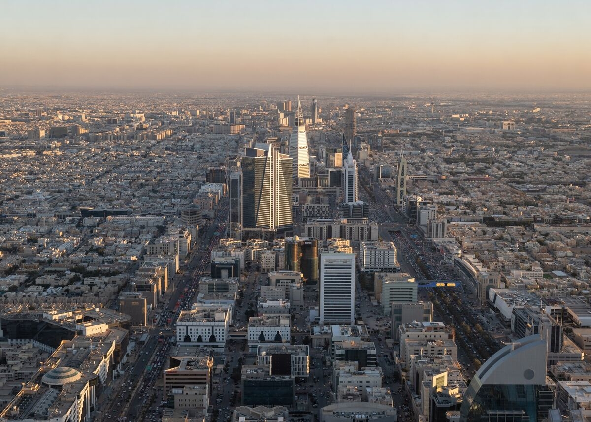 Saudi PIF-Backed Digital Bank Courts Investors for Funding