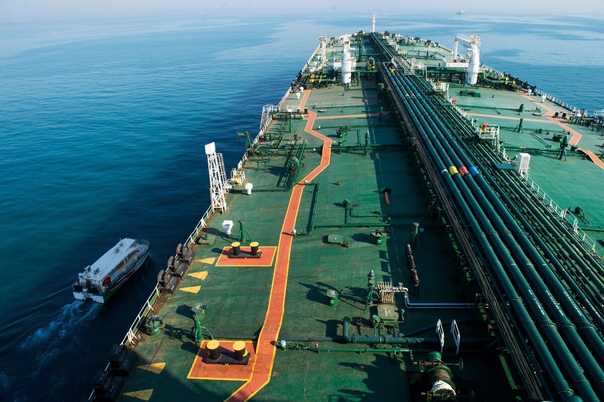 Tankers With Russian Oil Idle Off India as Refiners Seek Steer