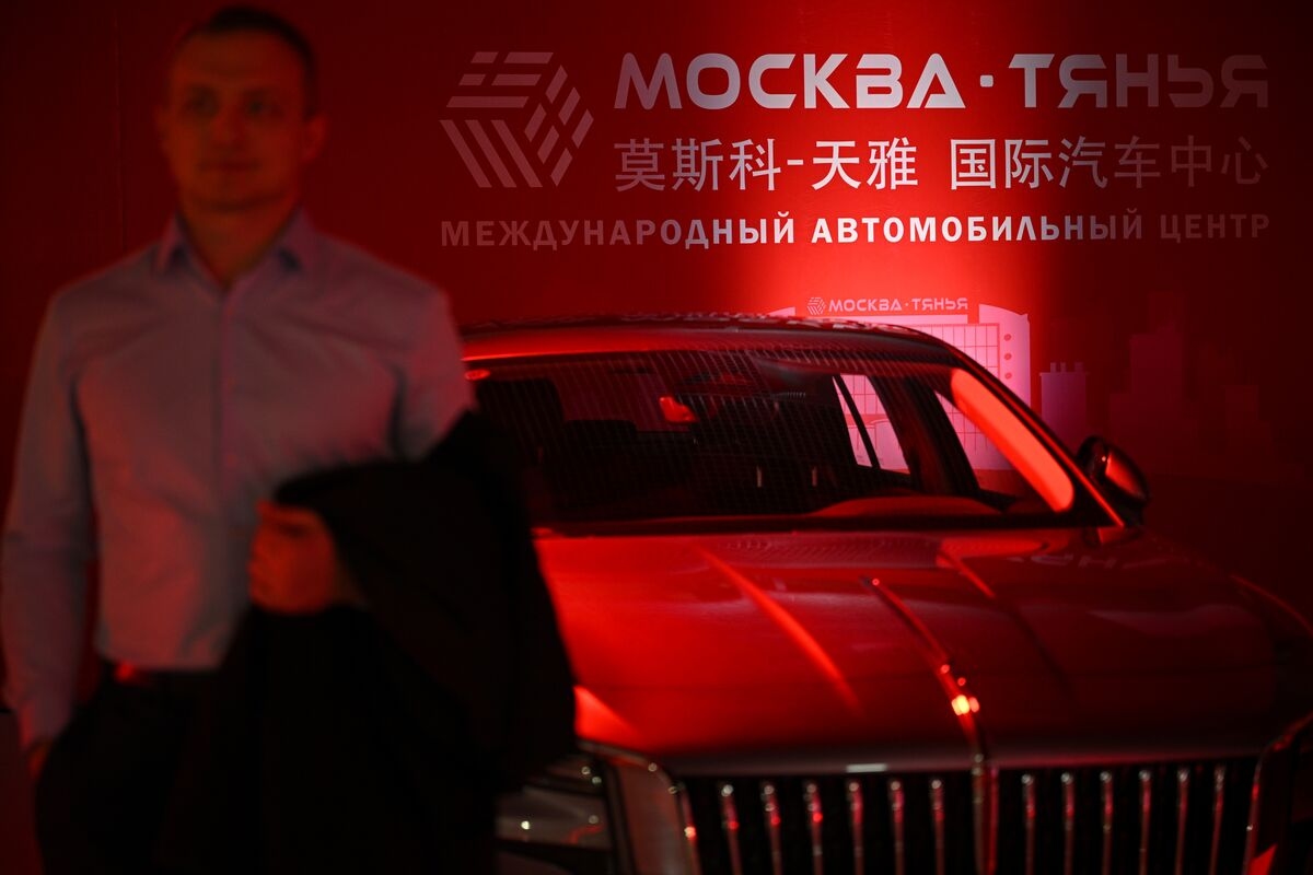 Russian Car Market Contracts as Interest Rates and Fees Take Toll