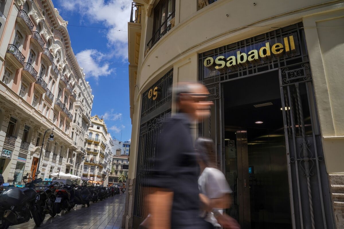 Spain to Add Hurdles to BBVA's Sabadell Bid, Vanguardia Says