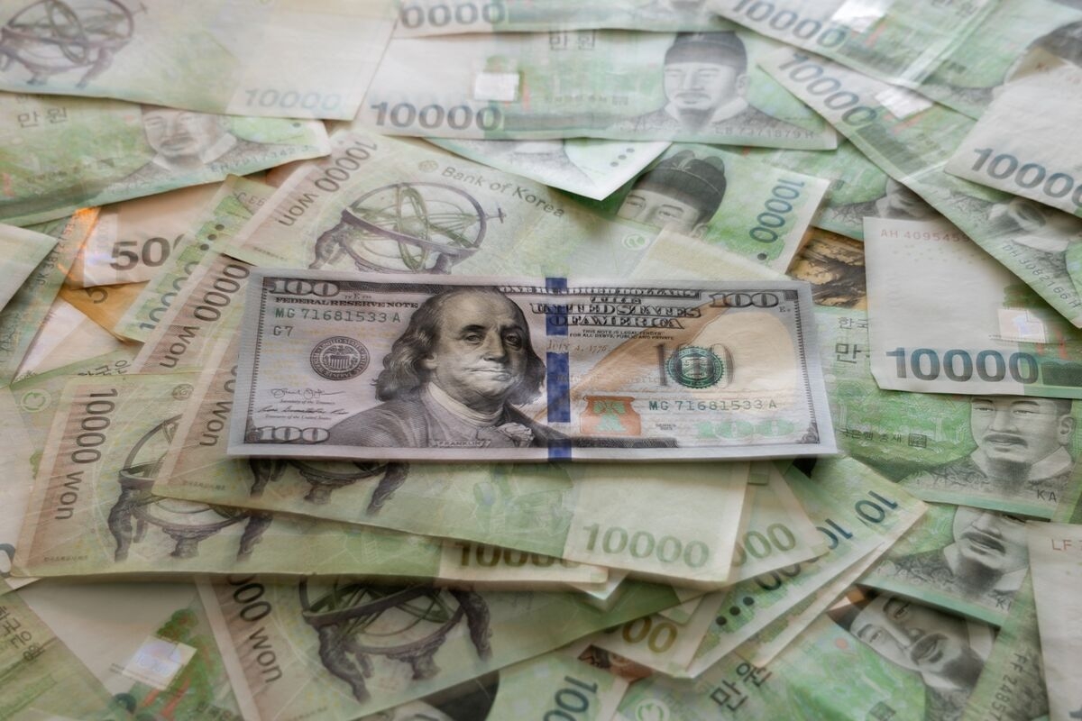 FX Hedging Cost Drop Sparks Debate on Asian Bond Protection Bets