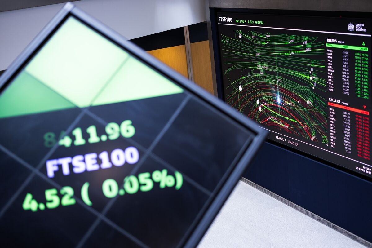 FTSE 100 Snaps Best Winning Streak Since 2017 on Glum Earnings