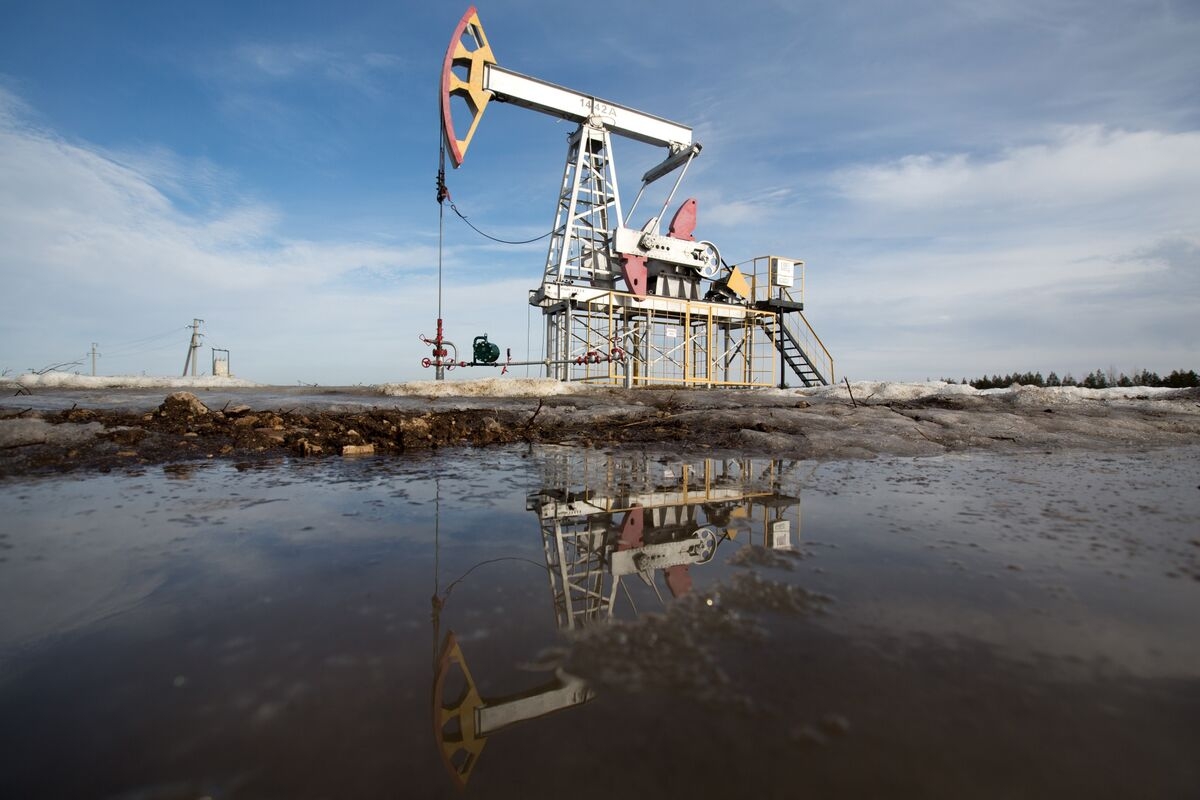 Russian Fuel Flows Surge to 1-Year High Despite Refinery Attacks