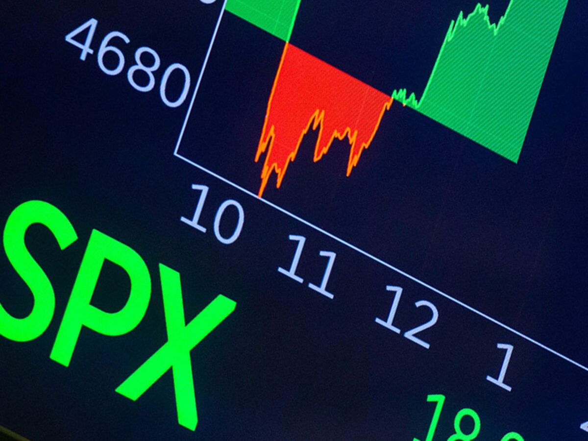 Nomura Sees Low Risk of S&P 500 Crash as Investors Cut Exposure