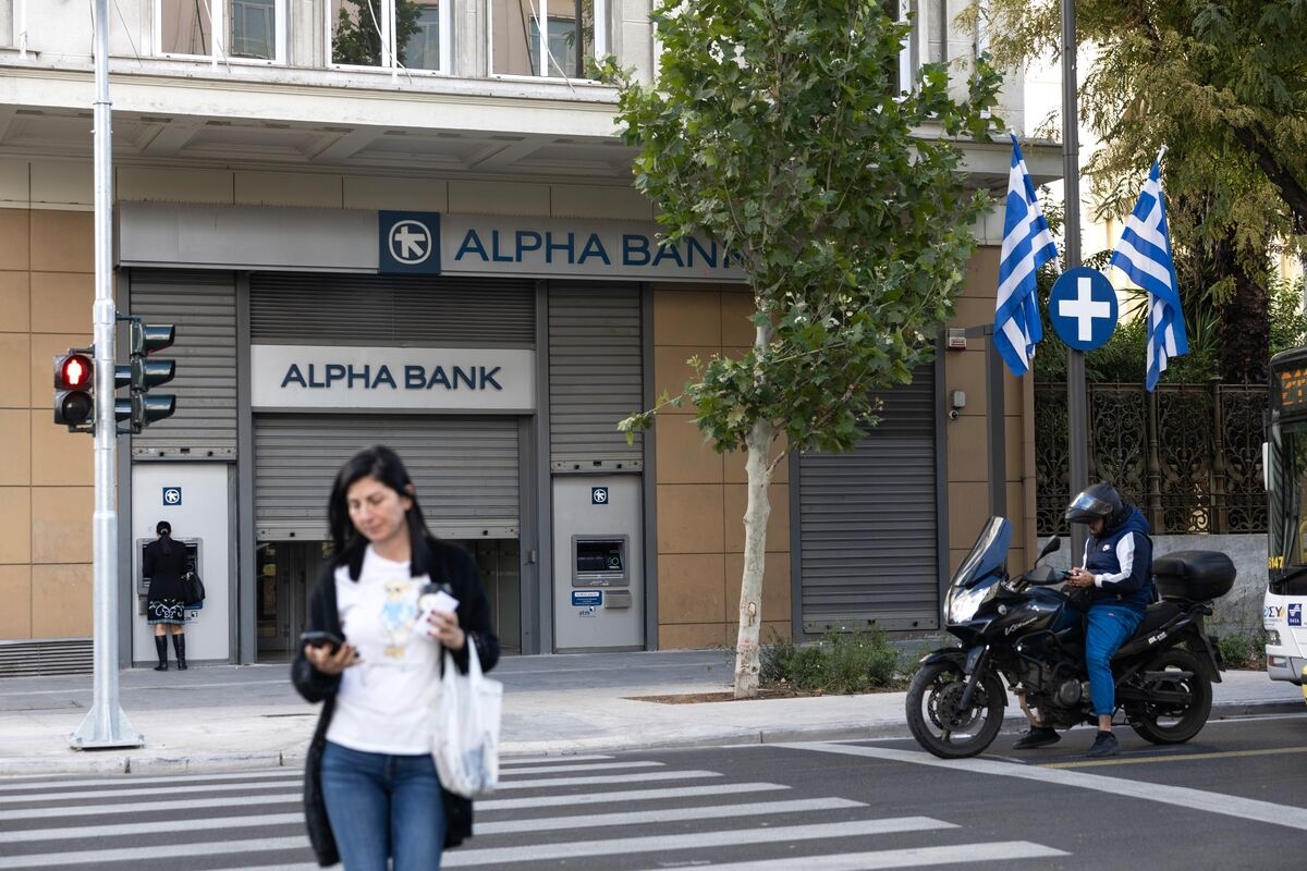 UniCredit Raises Holding in Greece's Alpha Bank to About 20%