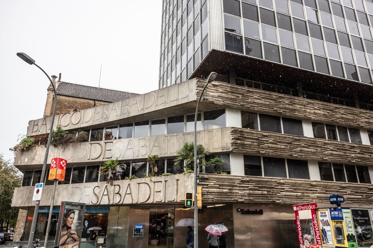 Banco Sabadell Protects Top Manager Pay From Potential Takeover