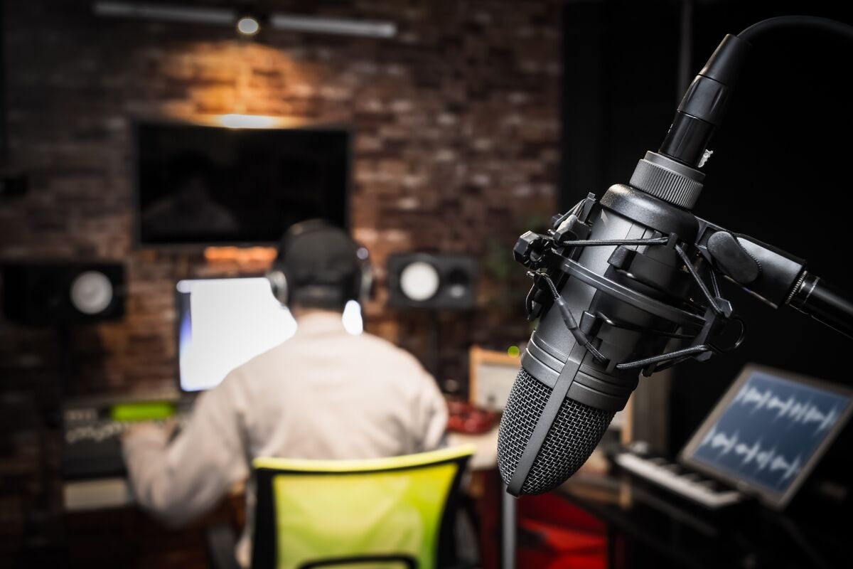 Record Labels in Talks to License Music to AI Firms Udio, Suno