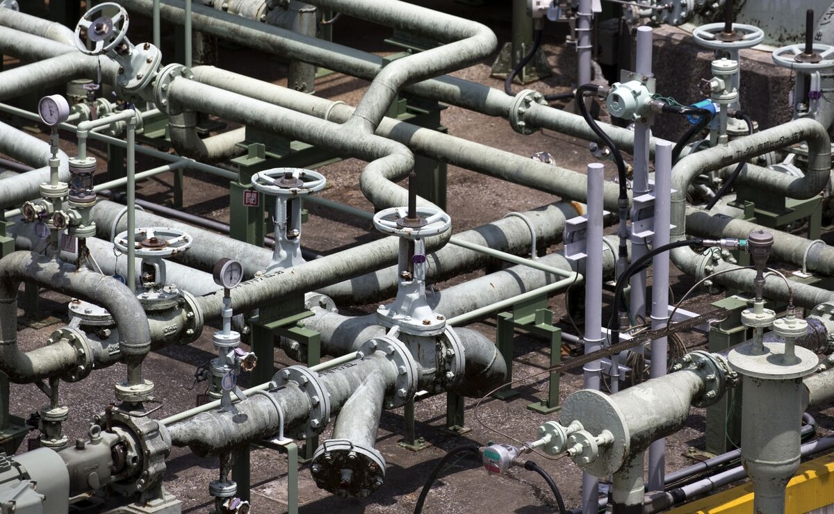 Smallest Gulf Oil Producer Seeks LNG Imports Amid Ample Supply