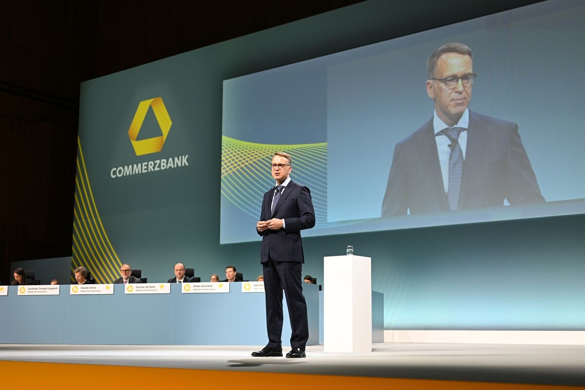 Commerzbank Says UniCredit Didn't Register to Vote at Meeting