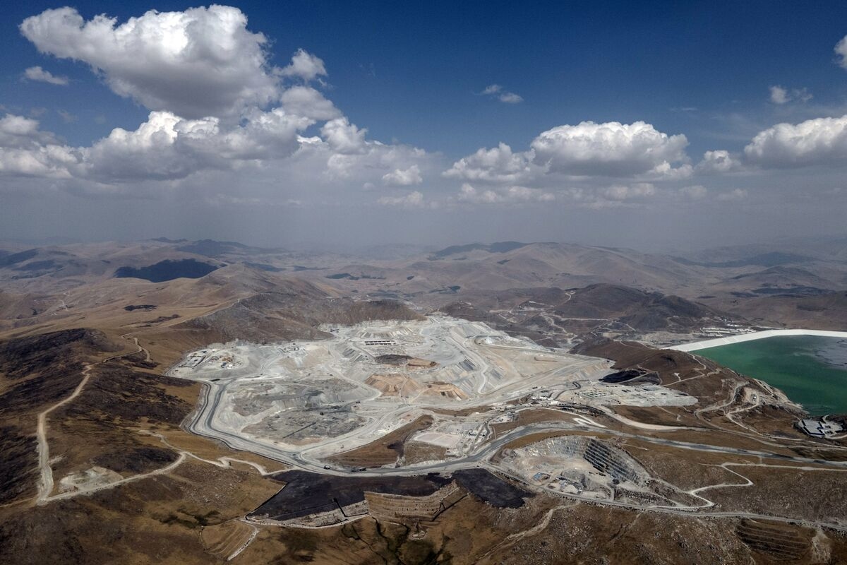 Peru Copper Transport Disrupted as Informal Miners Block Roads