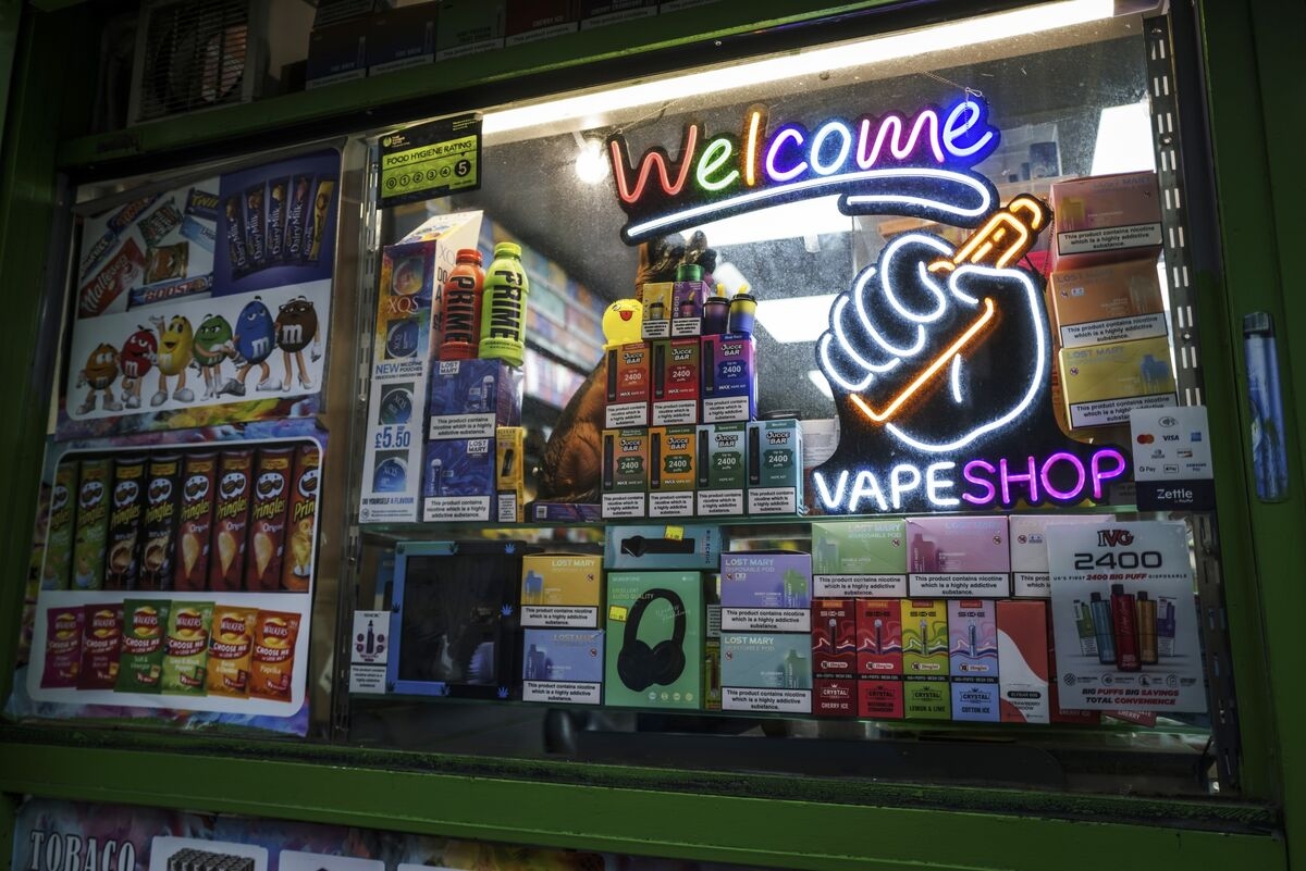 Squeaky-Clean Singapore Steps Up Crackdown on Vapes