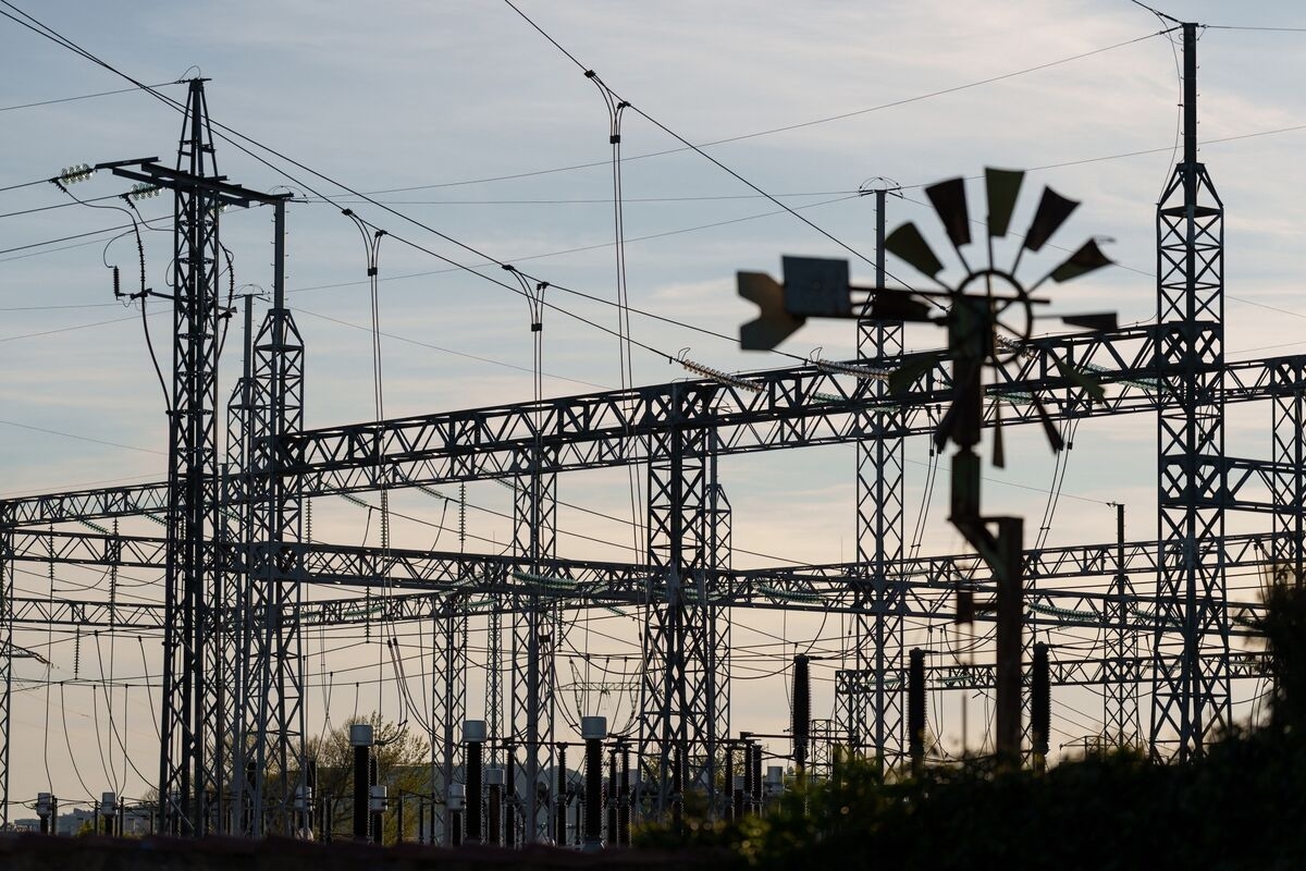 Spain Says Failure to Control Voltage Caused April Blackout