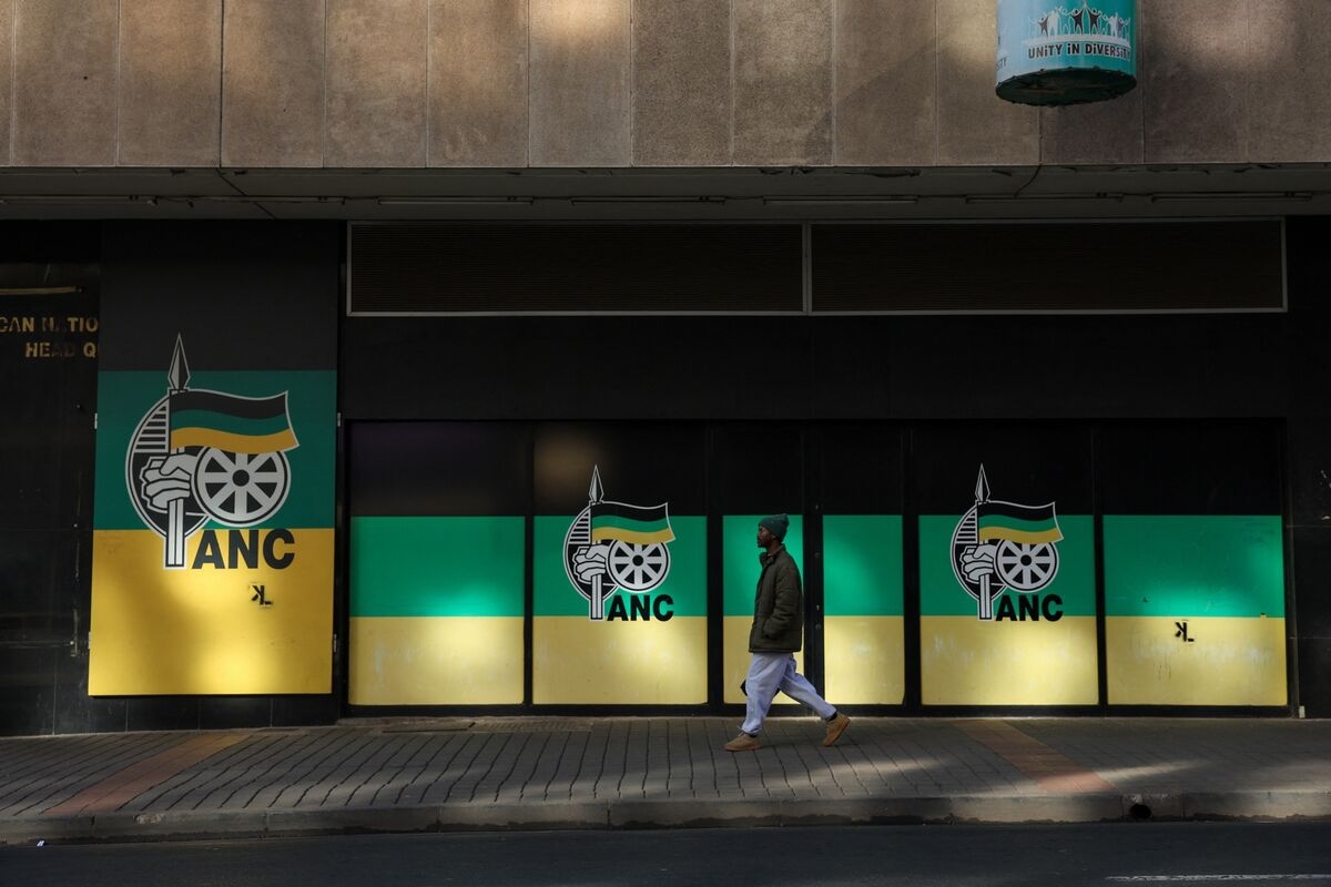 South Africa's ANC Lags Main Rival in New Voter Opinion Poll