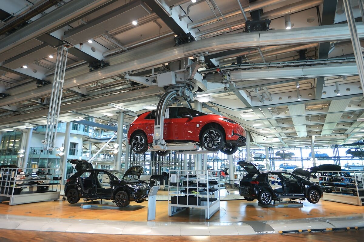 Carmakers Face Uncertainty as Tariffs and Earnings Collide