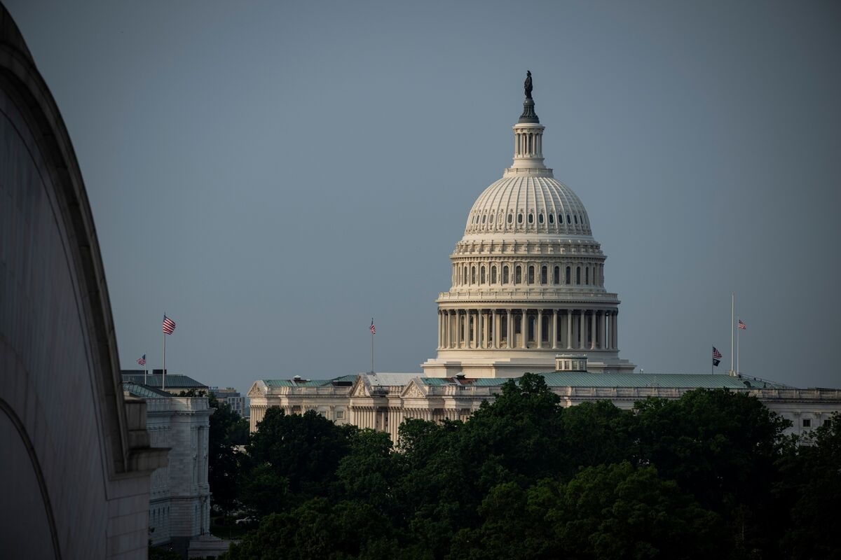 Senate to Keep Spectrum Sales in Tax Bill, Key Republican Says