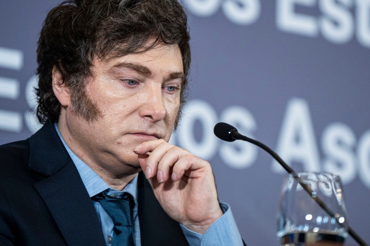 Milei Blasts Rivals as Setbacks Pile Up Before Buenos Aires Vote