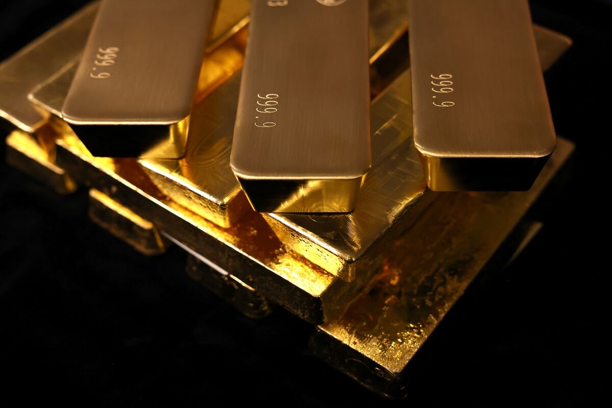Gold Advances on Middle East Tensions and Trump's Tariff Pledge
