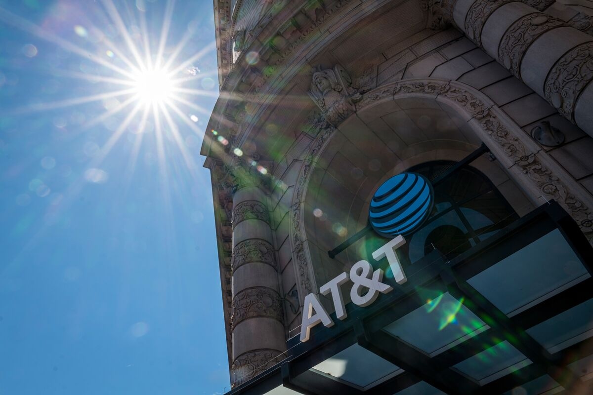 AT&T Bets Big on Fiber-Optic Lines in Fight for Internet Traffic