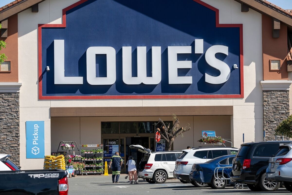 Lowe's Sales Beat Expectations, Bucking Tariff Volatility