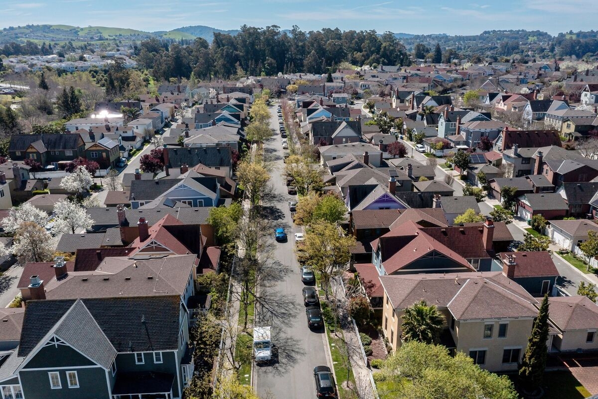 Mortgage Rates in US Fall for a Third Week, Slipping to 6.81%