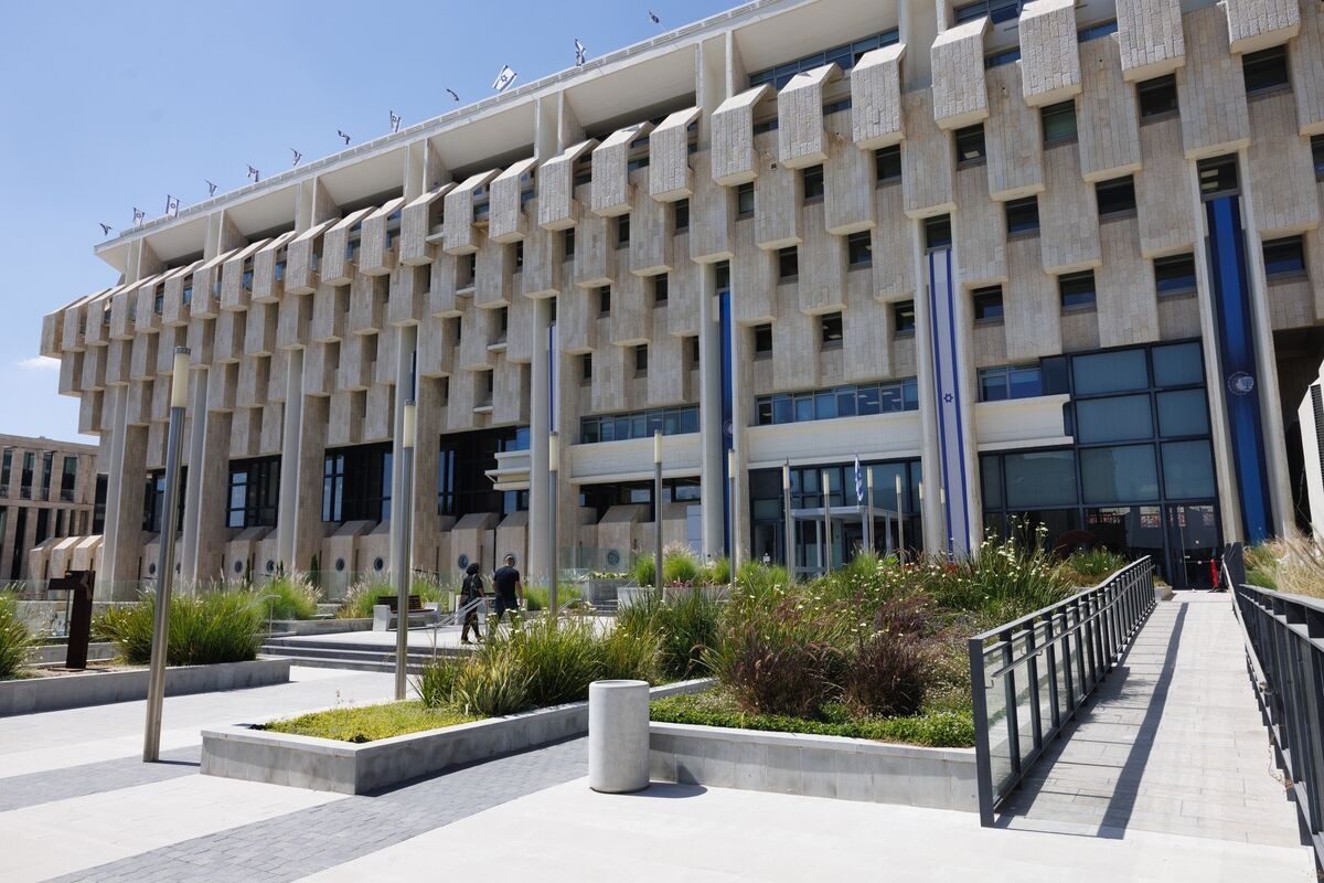 Israel Set to Hold Rates as Inflation Spikes, Gaza War Escalates