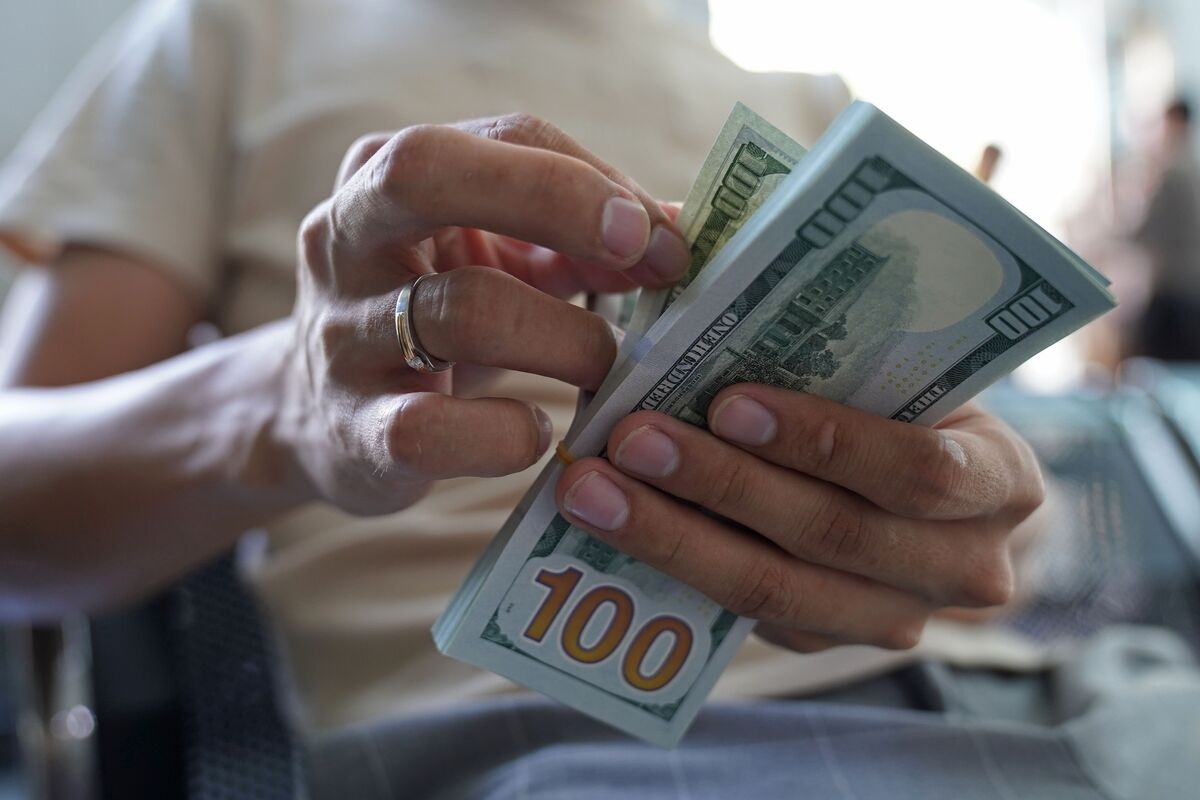 Canada's Largest Pension Earns 1% After Weak US Dollar Hit Gains