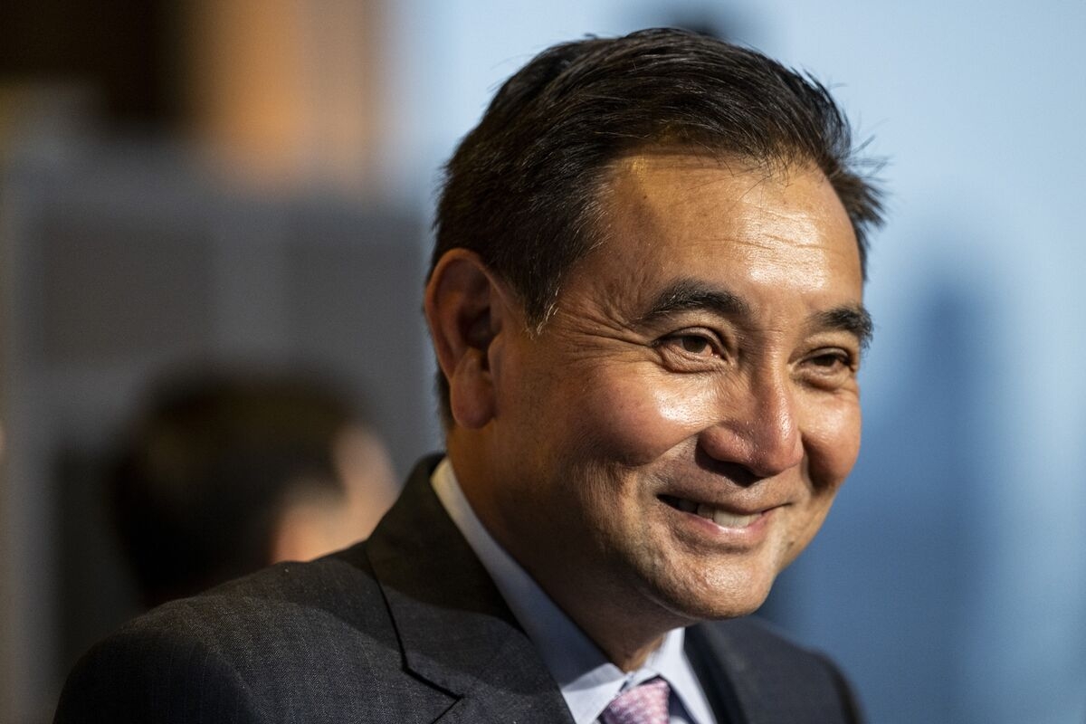 Richest Thai Man Raises Top Bank's Stake to Be No. 3 Shareholder