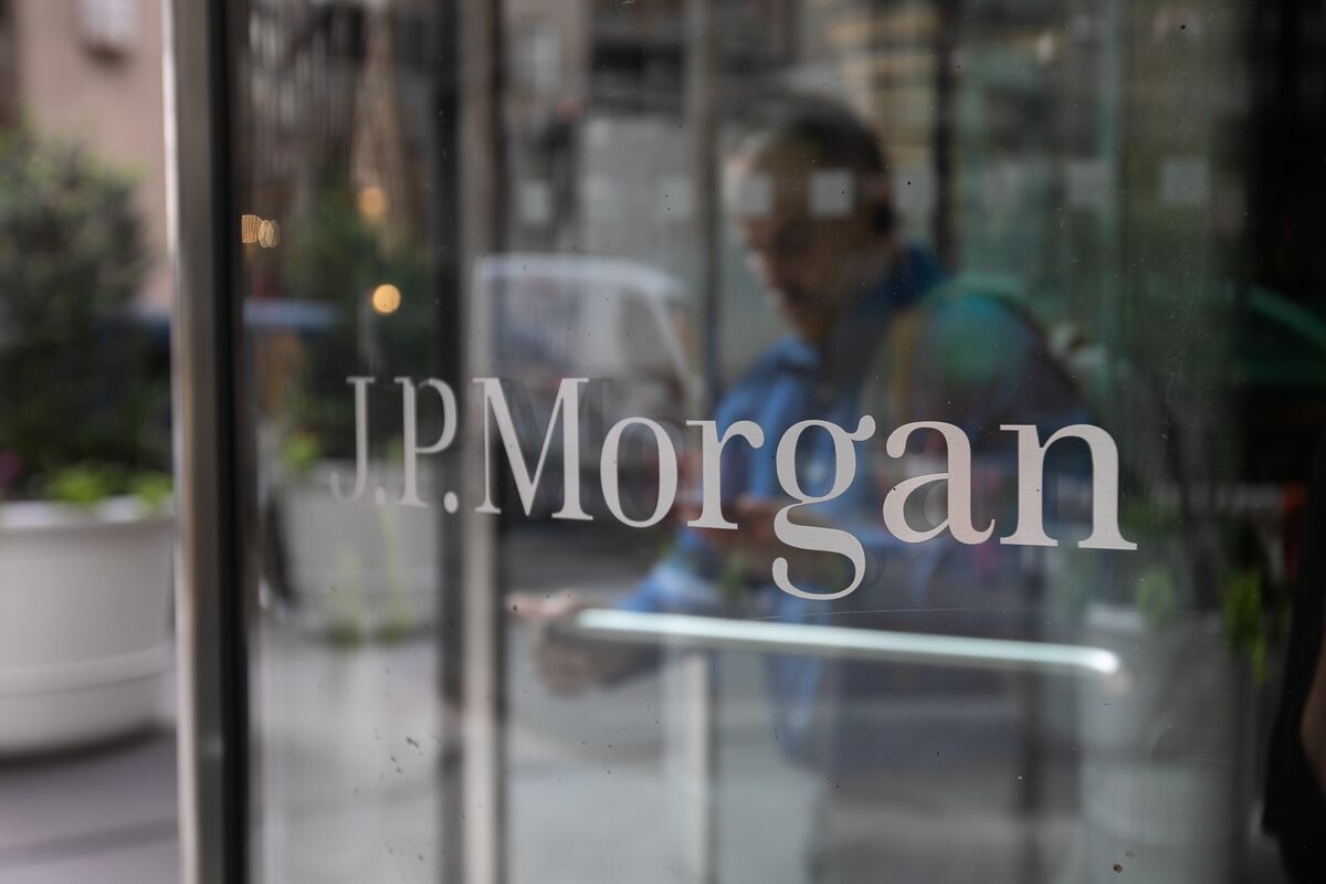 JPMorgan Sees Investment-Banking Fees Falling in Mid-Teens Range