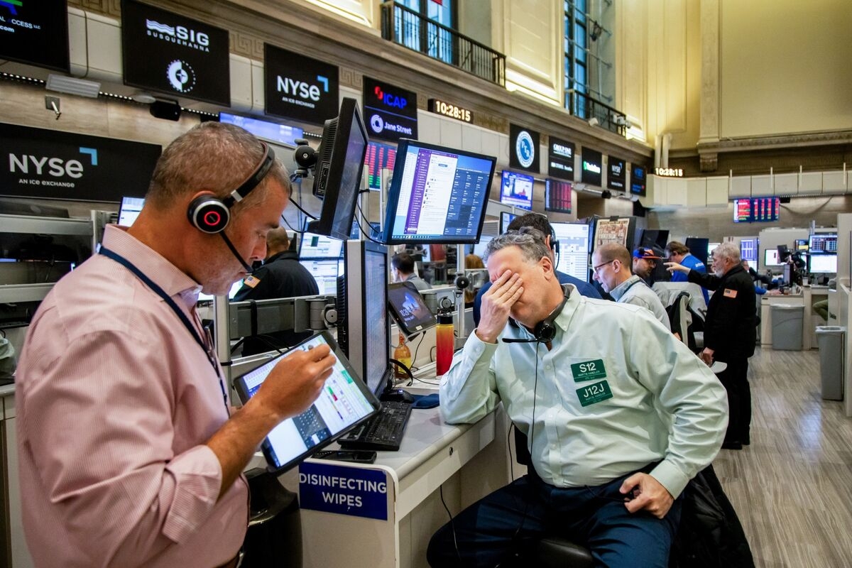 S&P 500 Extends Decline, Target Cuts Outlook on Macro Pressure