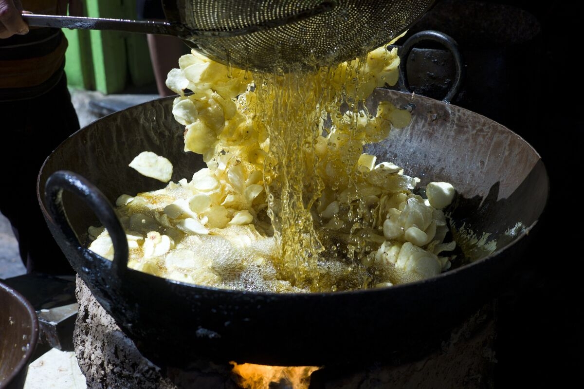 India Cuts Import Tax on Crude Edible Oils to Control Prices