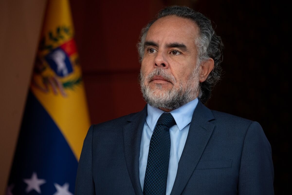 Colombia's President Taps Ex-Venezuela Envoy as Interior Minister
